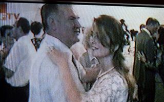 De voortvluchtige Mladic was in 2009 nog te gast op een dansfeestje. De beelden –die vrijdag door de Bosnische tv werden uitgezonden– suggereren dat men goed wist wie hij was. Foto EPA