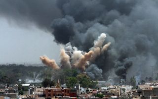 Explosies na bombardement op Tripoli. Foto EPA
