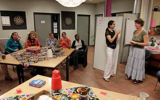 Het gezelschapsspel Party & Co spelen is een groot succes op de multiculturele vrouwenavond van ICF Apeldoorn. ICF hoopt in Apeldoorn een multiculturele gemeente te stichten.  Foto RD, Anton Dommerholt