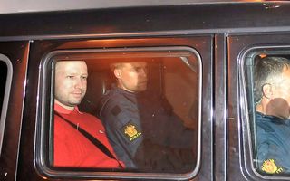 Anders Behring Breivik in een politieauto bij het verlaten van de rechtbank. Foto EPA
