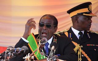 President Robert Mugabe van Zimbawbe zit nog altijd stevig in het zadel. Foto EPA
