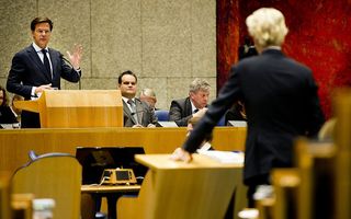 Uitgedaagd door de oppositie nam premier Rutte PVV-leider Wilders donderdag drie keer de maat. Bij de derde keer escaleerde het debat, waarbij Rutte en Wilders elkaar toevoegden: Doe even normaal, man. Een politieke crisis bleef echter uit. Foto ANP