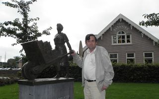Adri den Boer bij het beeld van de stenenkruister in Nieuwerkerk aan den IJssel. Foto RD