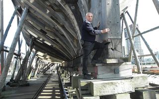 Gids De Waart bij de kiel van De Delft: „Het orginele schip had 77 spanten. Bij de replica gebruiken we er twintig minder omdat de spanten 18.000 euro per stuk kosten.” Foto RD