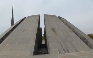 Het monument voor de Armeense genocide is zo gebouwd dat je als vanzelf het hoofd buigt. CU-Kamerlid Wiegman wil dat politici niet langer spreken van de ”kwestie”. Foto Marie Verheij