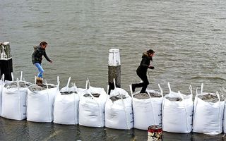 Zandzakken in Zwijndrecht. Foto ANP