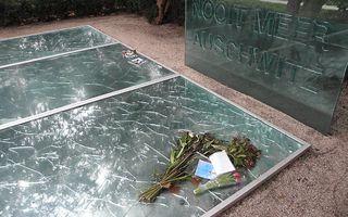 De gebroken spiegels van het zogeheten spiegelmonument symboliseren volgens bedenker Jan Wolkers dat „de hemel na Auschwitz nooit meer ongeschonden is.” Bij het monument vindt ieder jaar op de laatste zondag van januari de Auschwitzherdenking plaats. Vrij