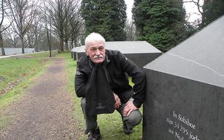 Projectleider Hans Schumacher bij het monument bij de ingang van Kamp Westerbork. Foto RD