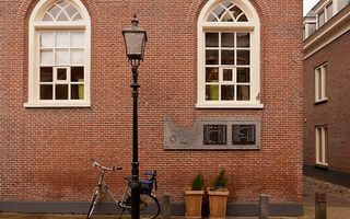 Aan de gevel van de voormalige synagoge in Harderwijk hangt een plaquette met de namen van 21 Joden die in de Tweede Wereldoorlog omkwamen. De namen worden vrijdag, op de Internationale Herdenkingsdag voor de Holocaust, tijdens een plechtigheid voorgeleze