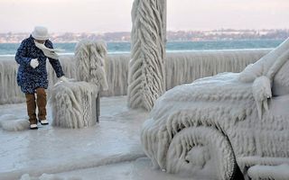 Wind, opspattend water en vorst zorgen langs het Meer van Genève voor surrealistische beelden. Foto EPA
