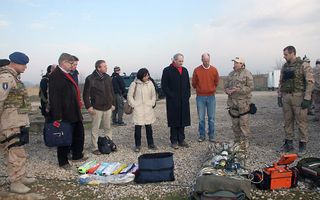 Fractievoorzitters krijgen uitleg door Nederlandse militairen tijdens hun bezoek aan de trainingsmissie in Kunduz. Foto ANP