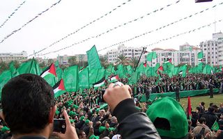 Een zee van groene Hamasvlaggen met de shahada, de islamitische geloofsbelijdenis, zet de viering van 24 jaar Hamas kracht bij. Foto Jacob Hoekman