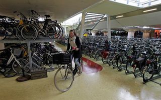 Het fietstransferium in het centrum van Houten, waar mensen gratis hun tweewieler kunnen stallen voordat ze op de trein stappen. Houten is voor een groot deel ingericht op fietsers. Foto RD, Anton Dommerholt