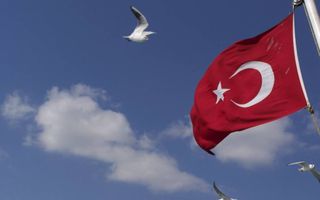 Een Turkse vlag wappert aan de achtersteven van een van de vele veerboten over de Bosporus, die het Europese en het Aziatische deel van Istanbul van elkaar scheidt. Foto Jacob Hoekman