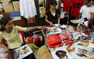 Op het partijkantoor van de National League for Democracy (NLD) worden afbeeldingen van leidster Aung San Suu Kyi verkocht. Foto EPA