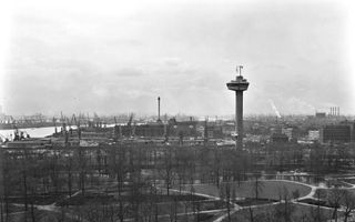 De Euromast werd in 1960 gebouwd voor de eerste Floriade in Rotter­dam en was met 107 meter het hoogste bouwwerk van de stad. In 1970 werd de mast verhoogd tot 185 meter. Foto ANP