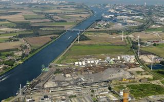 De ligging van Heros Sluiskil aan het Kanaal van Gent naar Terneuzen en de kade van 500 meter vergemakkelijken de overslag van zeevaart naar binnenschip en omgekeerd. Het bedrijf verwerkt jaarlijks vele tonnen schroot en zogeheten bodemas. Foto Sky Pictur