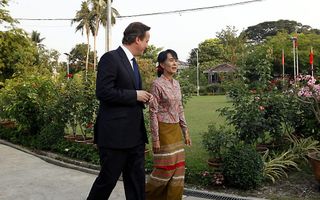 Aung San Suu Kyi (rechts) en de Britse premier Cameron, vrijdag in Rangoon. Foto EPA