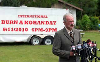 Terry Jones maakt bekend om op 9 september 2010 korans te verbranden. Foto EPA