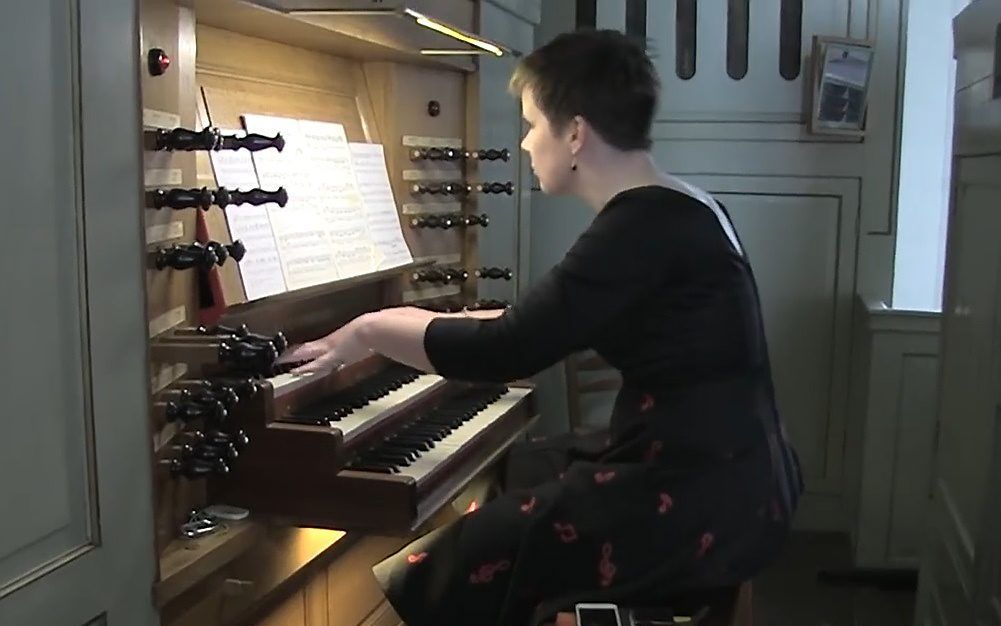 Elske te Lindert achter het orgel in de Catharinakerk van Doetinchem. beeld via YouTube