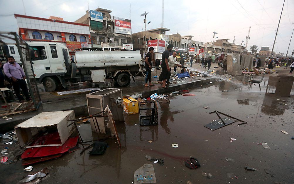 Ravage in Bagdad na aanslagen IS. Beeld AFP