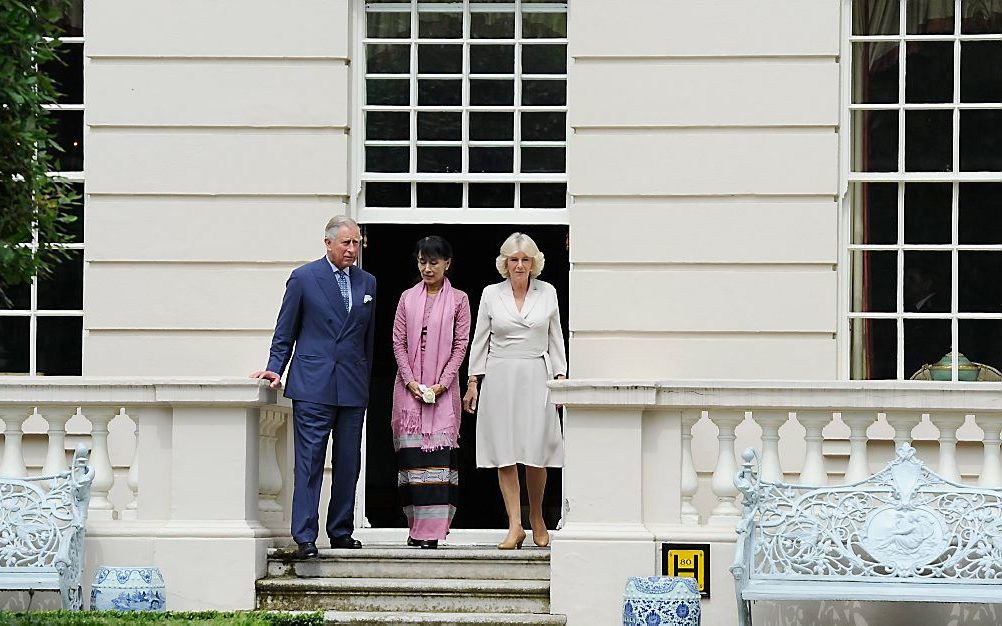 Suu Kyi ontmoet prins Charles en Camilla.  Foto EPA