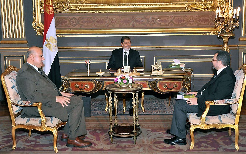 Mekki (l.). Achter de tafel president Morsi. Foto EPA