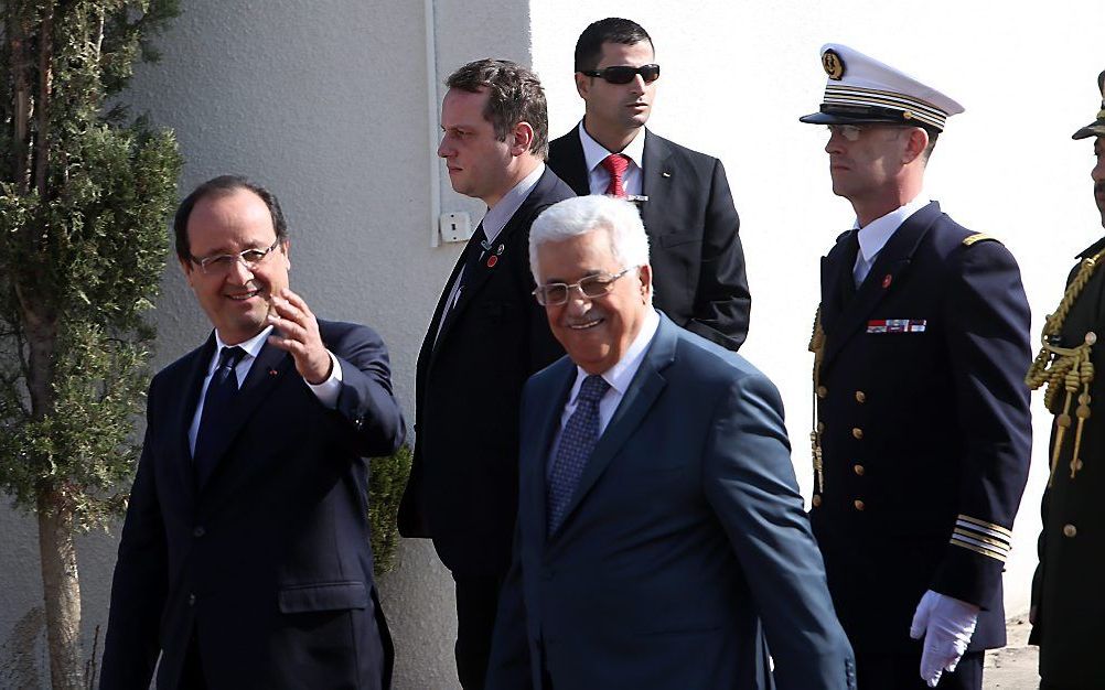 Hollande en Abbas (r.). beeld EPA