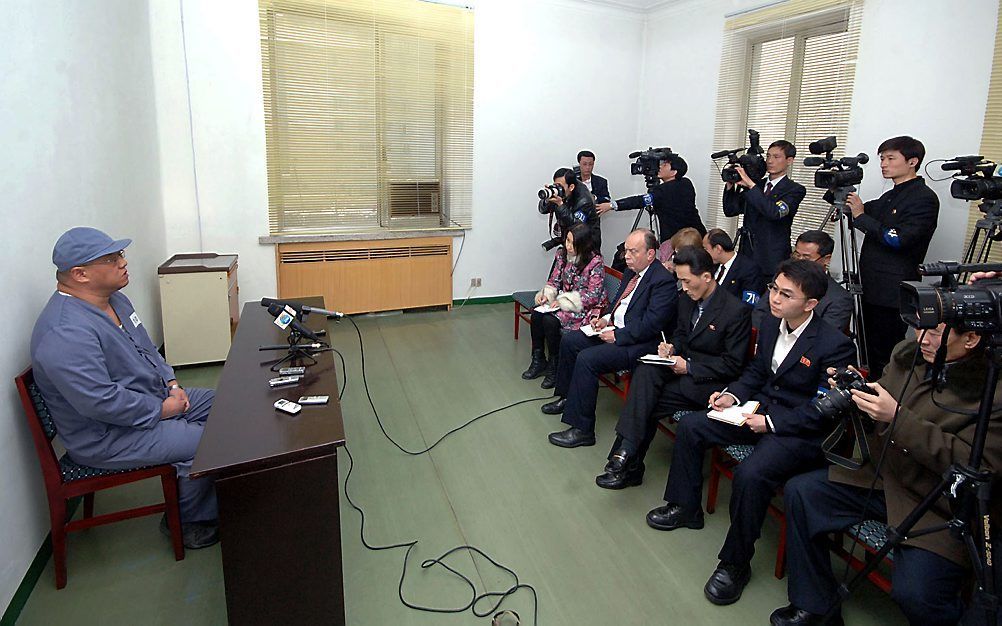 Kenneth Bae voor een aantal journalisten van buitenlandse media. Beeld AFP