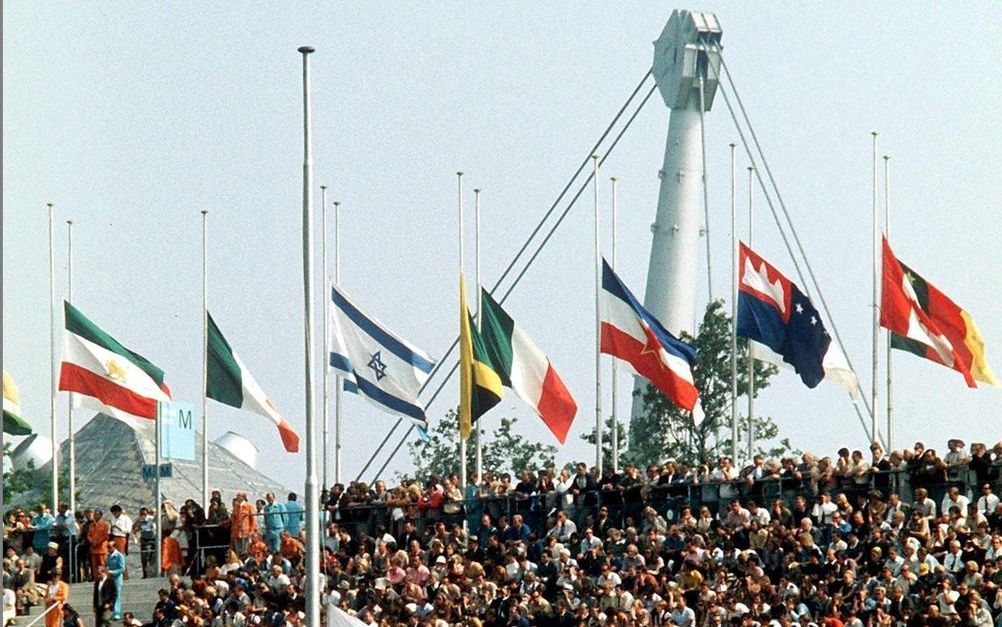 MÜNCHEN - De vlag hangt halfstok na de terroristische aanslag tijdens de Olympische Spelen in 1972. Foto EPA