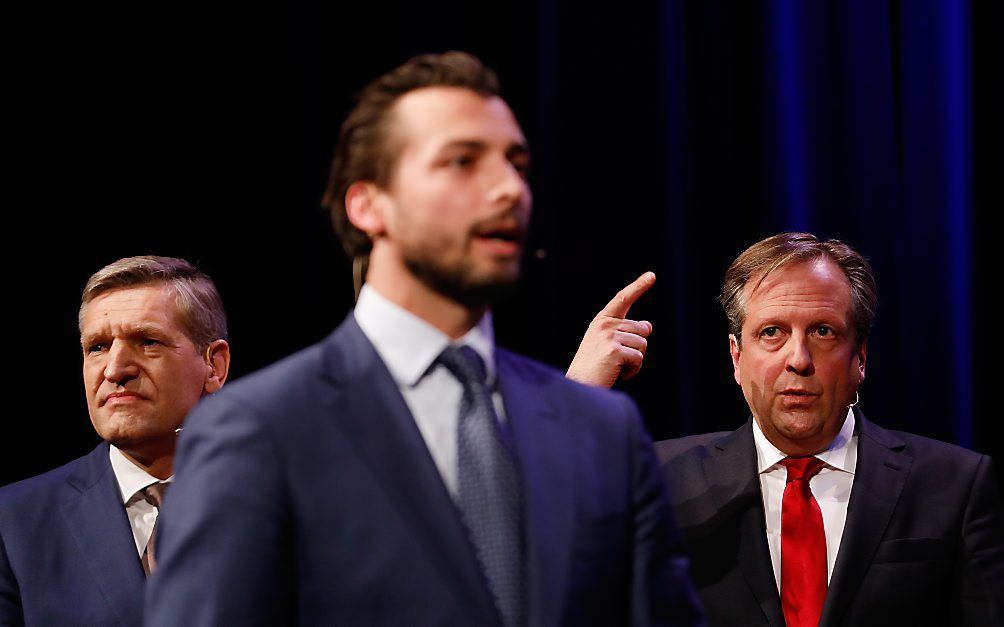 Baudet in debat met Klaver. Op de achtergrond gebaart Pechtold dat Baudet is doorgedraaid. beeld ANP