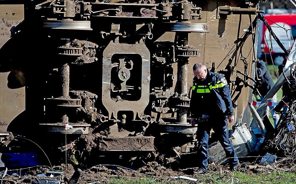 Dinsdagochtend botste een passagierstrein bij Dalfsen op een overstekende hoogwerker. De treinmachinist kwam daarbij om het leven. beeld ANP