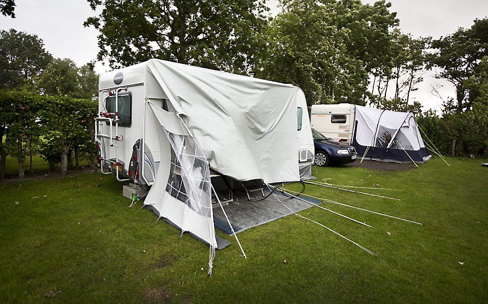 Een voortent op camping Julianahoeve in Renesse is ingestort tijdens de buien die donderdag over Nederland trokken. Foto ANP