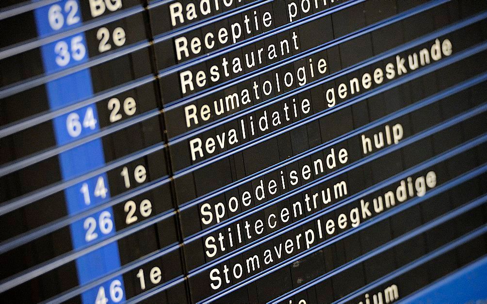 De kerkzaal in ziekenhuizen is aan het verdwijnen. De Raad van Kerken vraagt het ziekenhuis van Deventer om een christelijke ziekenhuispastor te benoemen in plaats van een humanistische geestelijk verzorger. Foto: een bord in het Ikazia Ziekenhuis in Rott