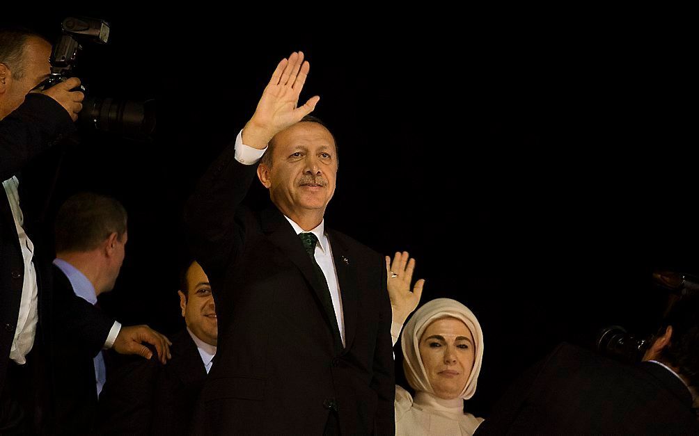 De Turkse premier Erdogan is in de nacht van donderdag op vrijdag door een mensenmassa van aanhangers opgewacht op het vliegveld van Istanbul. Beeld EPA