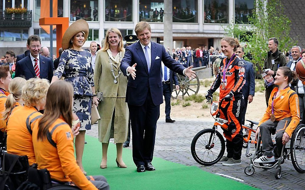 Cornielje (L) en de vertrekkende Arnhemse burgemeester Krikke tijdens het bezoek van het koningspaar aan Arnhem. Foto ANP