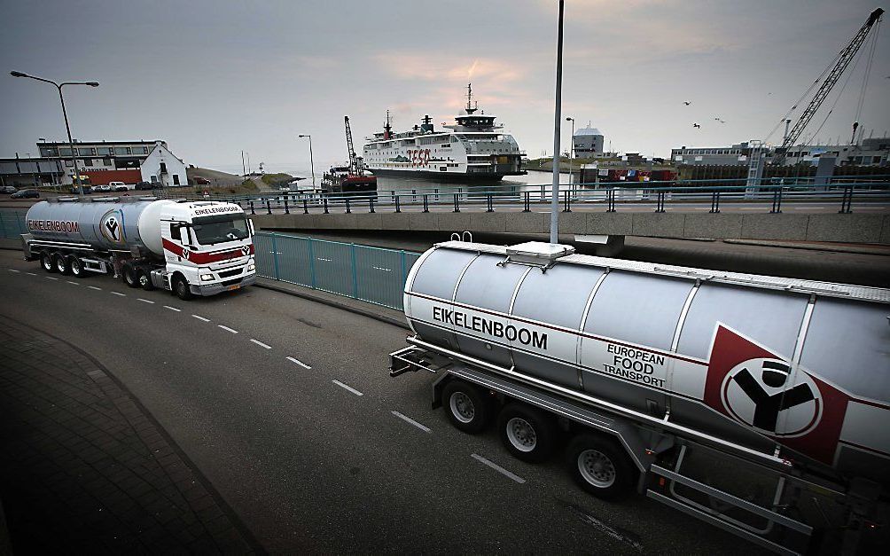 Twee tankwagens met elk 30.000 liter drinkwater komen aan in de Veerhaven van Den Helder en zijn op weg naar Texel. Het waterleidingbedrijf PWN voorziet het eiland van extra water met het oog op de aanhoudende hitte. Foto ANP