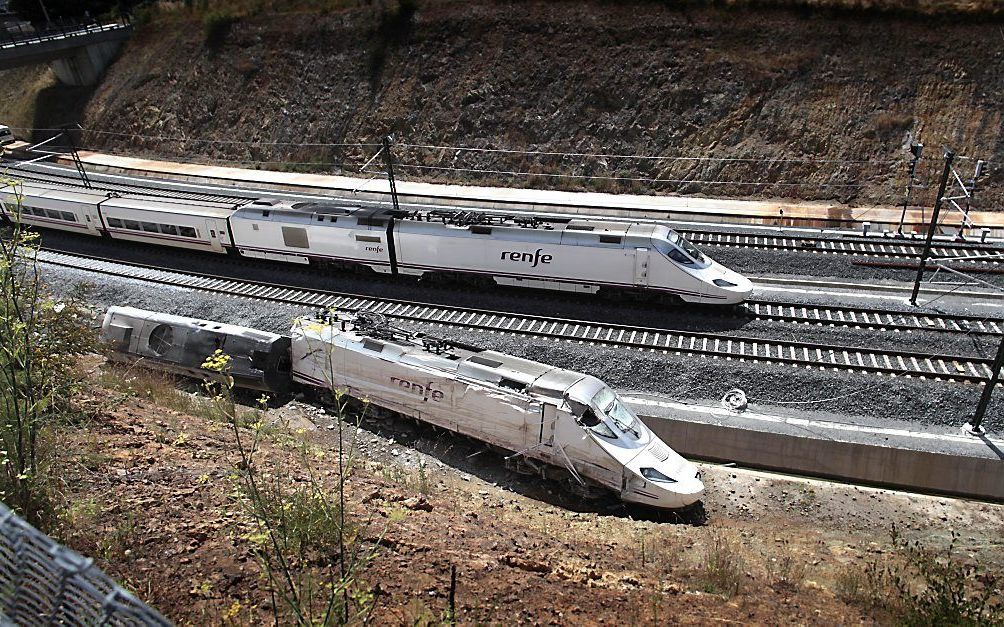 Een trein passeert de eerder deze week ontspoorde trein bij Santiago de Compostela. Foto EPA