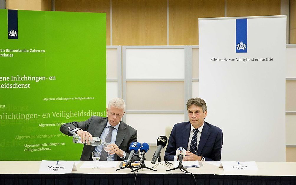 Het hoofd van de AIVD, Rob Bertholee (L), en Dick Schoof, de Nationaal Coordinator Terrorismebestrijding en Veiligheid, tijdens de persconferentie van de Algemene Inlichtingen- en Veiligheidsdienst over de aanpak van jihadisme. beeld ANP