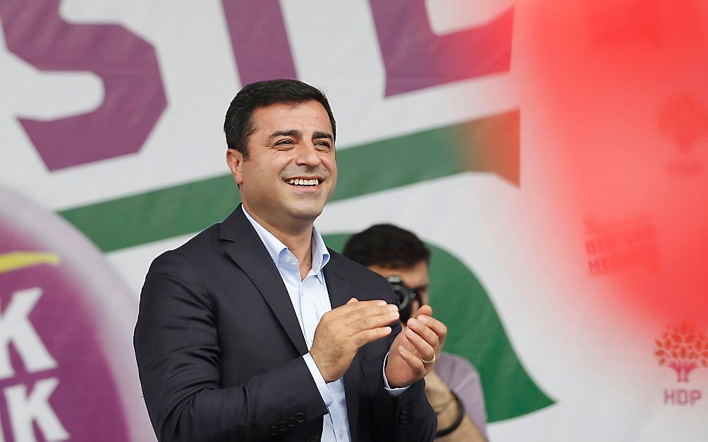 Terreurbeweging Islamitische Staat (IS) zat achter de bomaanslag van vrijdag op een verkiezingsbijeenkomst van de pro-Koerdische partij HDP. Dat zei partijleider Selahattin Demirtas maandag tegen nieuwszender CNN. beeld AFP