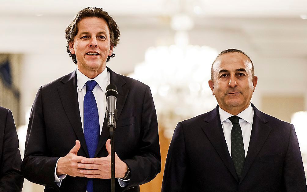 Minister Bert Koenders van Buitenlandse Zaken ontmoet zijn Turkse collega Mevlut Cavusoglu (R) voorafgaand aan een werkdiner.  beeld ANP