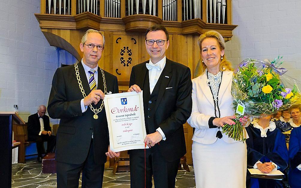 André de Jager krijgt de oorkonde uit handen van burgemeester De Bruin. Beeld Richard van Hoek