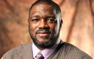 Portret van een zwarte man met een ringbaard.