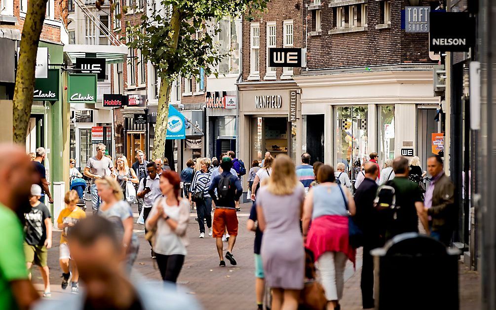 „Het is niet voor het eerst dat geprobeerd wordt het verschil tussen man en vrouw uit te gommen.” Foto: winkelend publiek in de Grote Houtstraat in Haarlem. beeld ANP, Remko de Waal