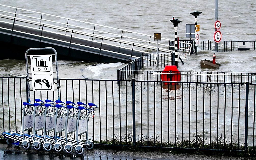 Een bord staat onder water in de haven van Harlingen. De eerste storm van het jaar komt eraan. In combinatie met springtij leidt dat in de loop van de dag waarschijnlijk tot verhoogde waterstanden. beeld ANP