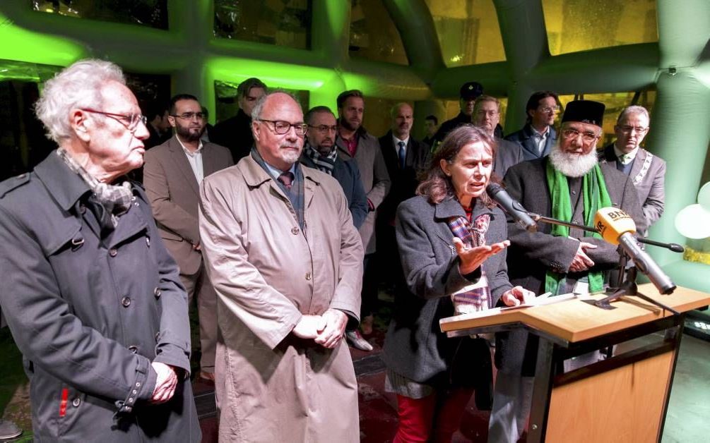 Enkele honderden mensen, onder wie moslims, protesteerden maandagavond tegen de terreur in Parijs. Beeld ANP