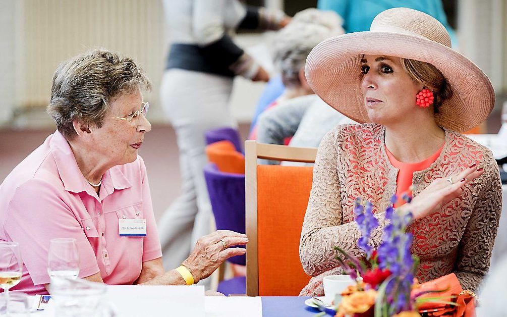 Koningin Máxima maandag in gesprek met een bewoonster van Nij Bethanië in Tzummarum. beeld ANP, Koen van Weel