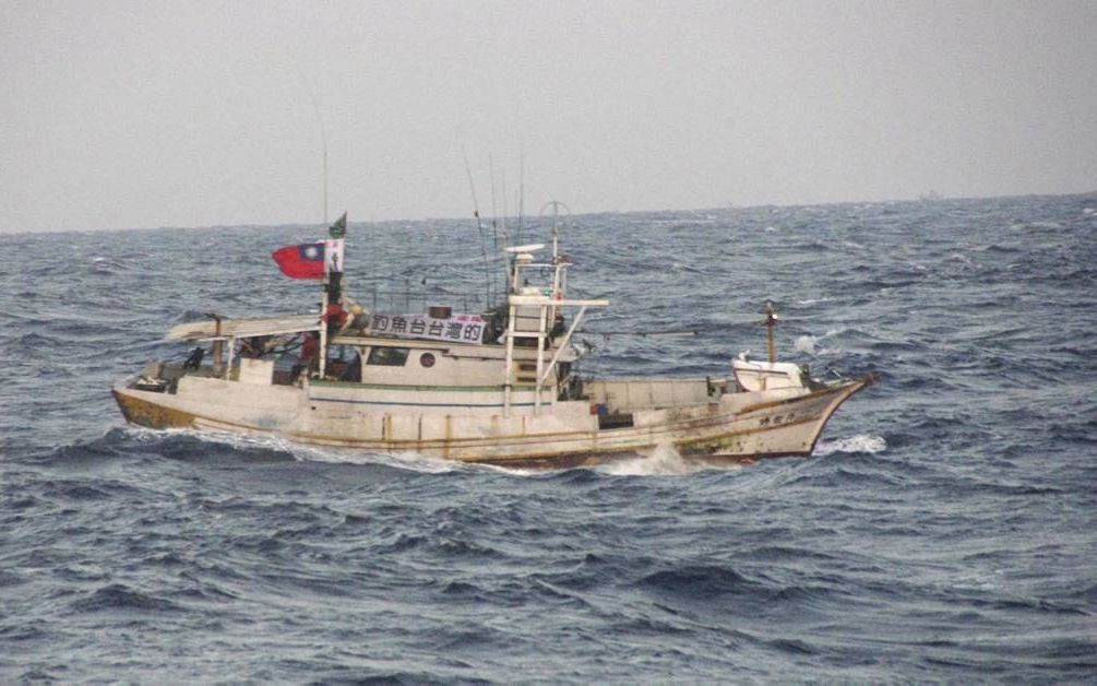 De Japanse marine gaf dinsdag deze foto vrij van een van de Taiwanese vissersbootjes die vanmorgen de wateren rond de omstreden eilandjes in de Oost-Chinese Zee binnenvoeren. Foto EPA