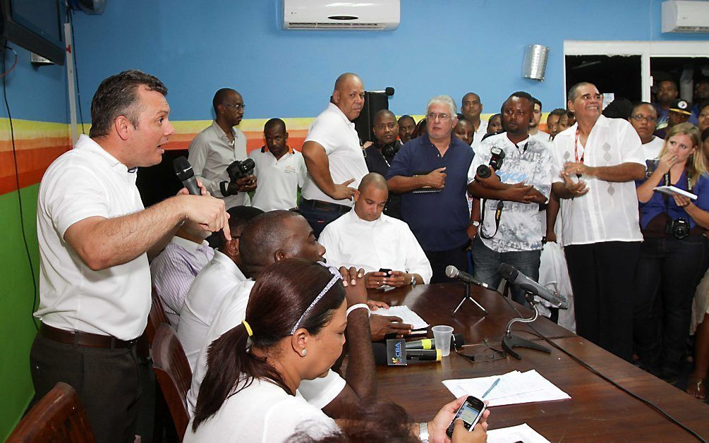 Demissionair premier Gerrit Schotte van Curacao (L), samen met parlementariers, tijdens een persconferentie in zijn partijgebouw.   Foto ANP