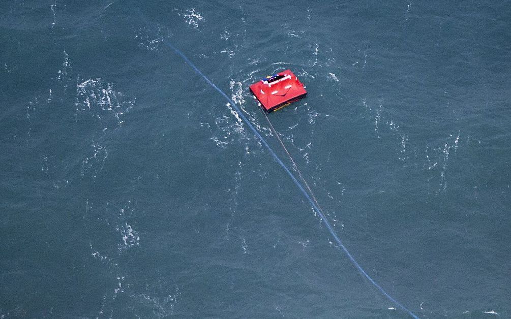 Een rode boei markeert de plek waar de Baltic Ace gezonken is tijdens de zoekactie naar de vermiste drenkelingen van het vrachtschip op de Noordzee. Foto ANP